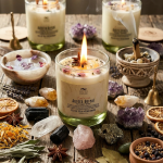 "Altar de bienestar holístico con velas de soja intencionadas de Cuatro Cuatro, destacando la vela Aurora Boreal rodeada de cuarzos, flores secas, rodajas de naranja y hierbas botánicas sobre madera rústica. La imagen representa un ritual de misticismo orgánico para intencionar el espacio y vibrar en cuatro."