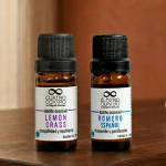 Consultorio terapéutico premium con difusor de aceites esenciales, vela de soya artesanal encendida e incienso palo santo sobre mesa de madera natural.